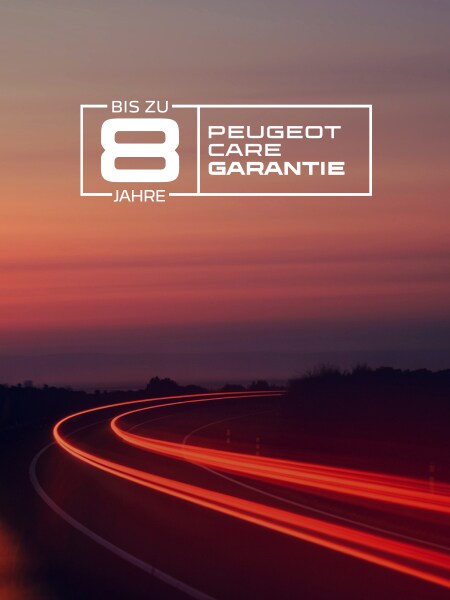 Neuer PEUGEOT E‑208 GTi, Straßenumgebung mit PEUGEOT CARE Logo