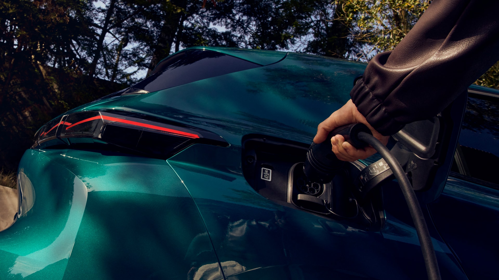 PEUGEOT E-308 an einer Ladestation