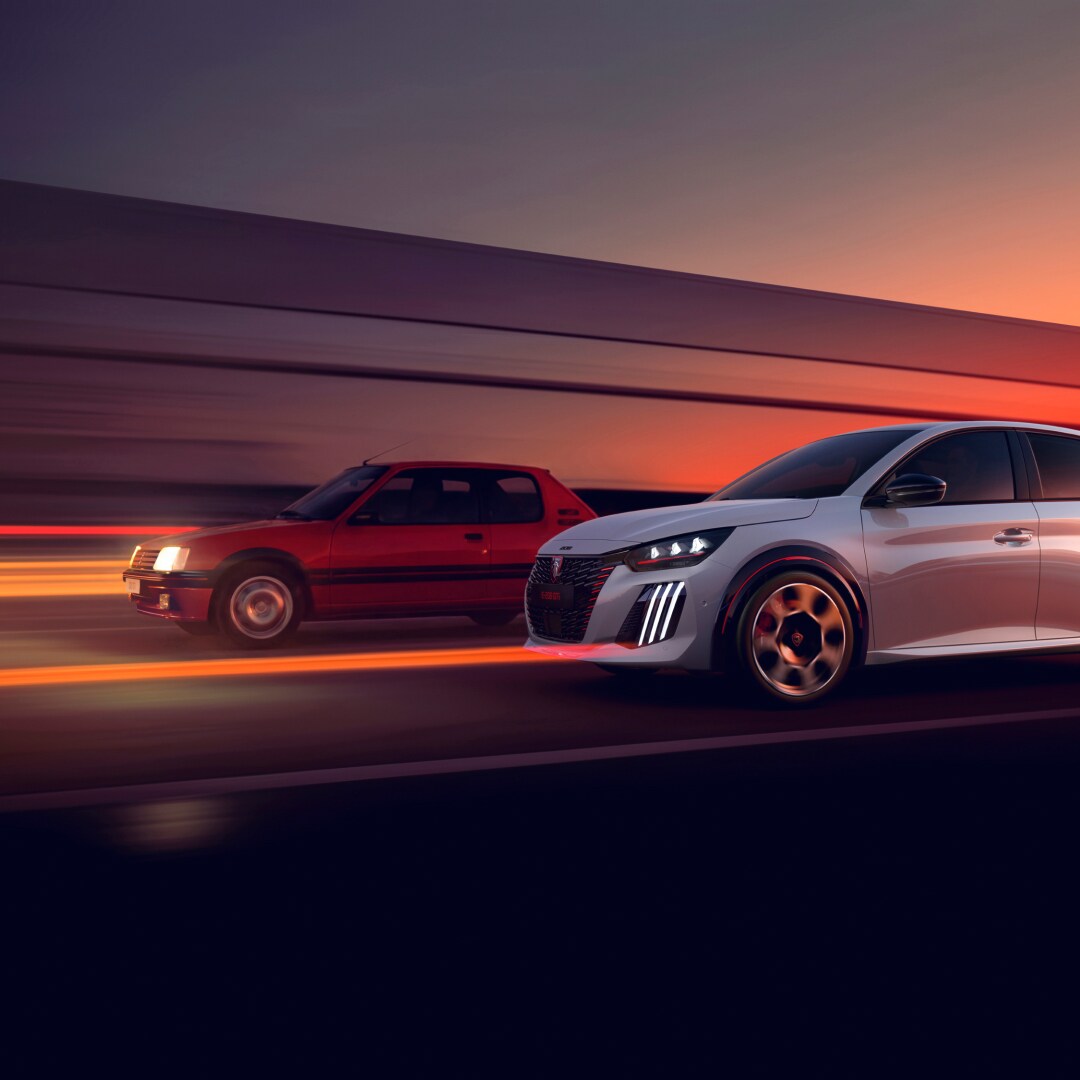 PEUGEOT 205 GTi und PEUGEOT E‑208 GTi fahren Seite an Seite