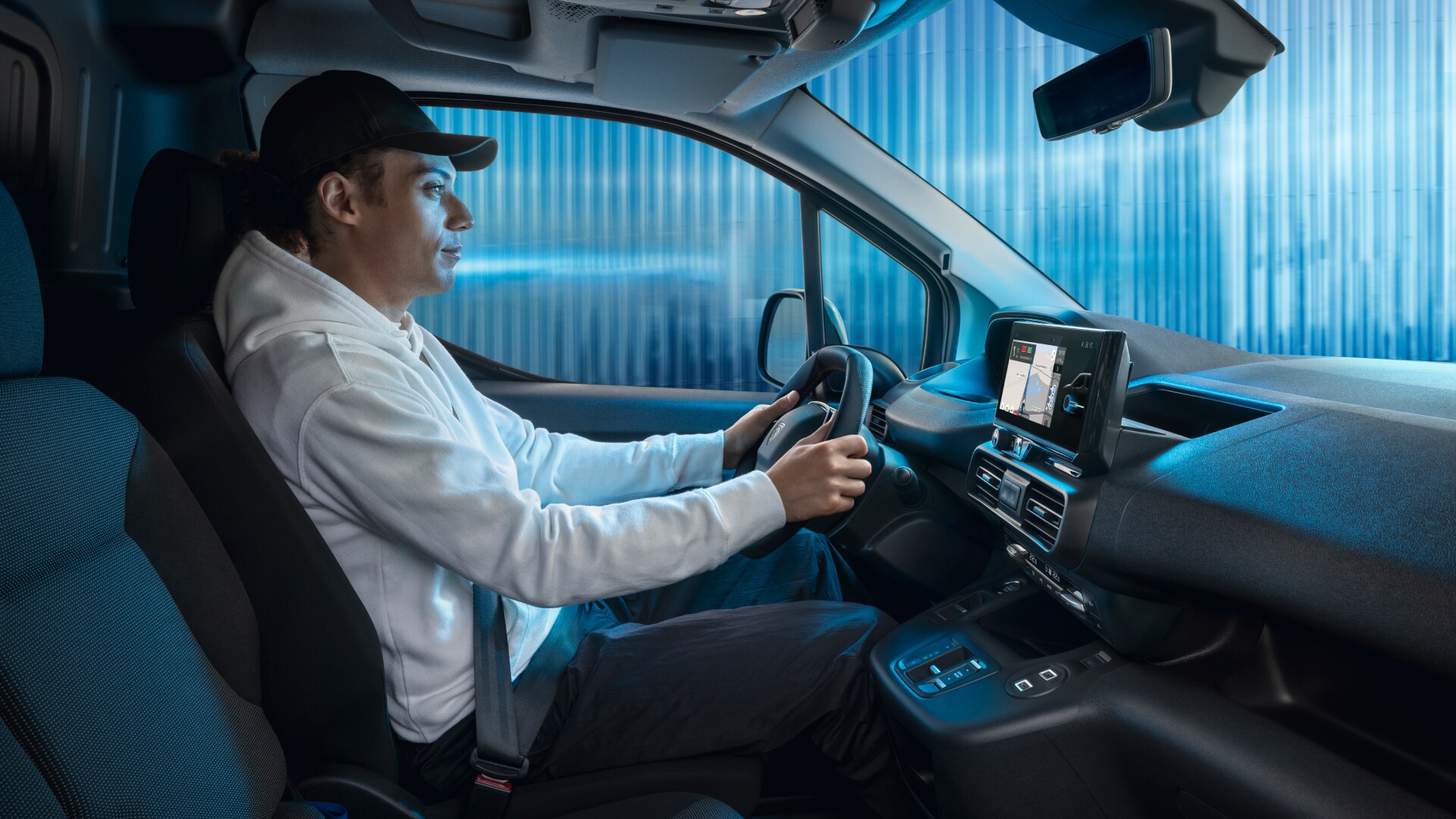 Mann fährt einen PEUGEOT E-Partner